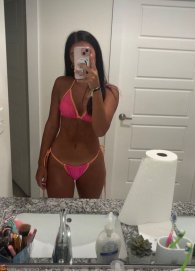 Com um corpo luxuoso, erótico e sensual,