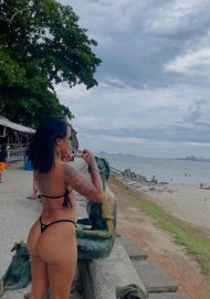 Bonequinha Brasileira de 20 Anos: Charme envolvent