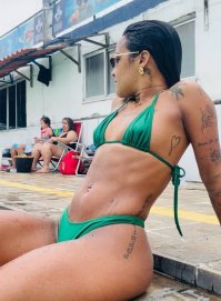 Bonequinha Brasileira de 20 Anos: Charme envolvent