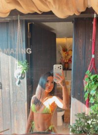 Bonequinha Brasileira de 20 Anos: Charme envolvent